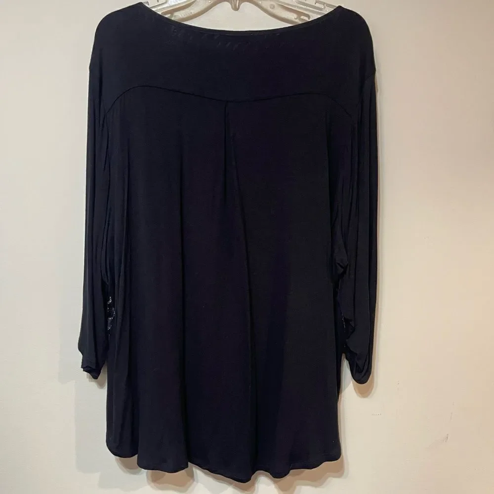 Maurices Woman’s Black and Silver Top Size 4X NWOT